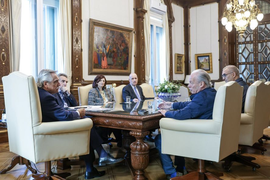 Alberto Fernández junto a representantes de UPCN y la ministra Kelly Olmos