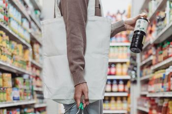 A través de la Secretaría de Comercio, se labraron multas a empresas de productos de limpieza y lácteos por incumplir con la Ley de Defensa del Consumidor.