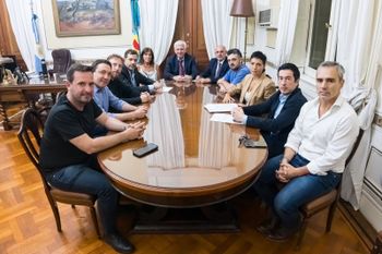 Intendentes y legisladores reunidos ayer en la Legislatura. 