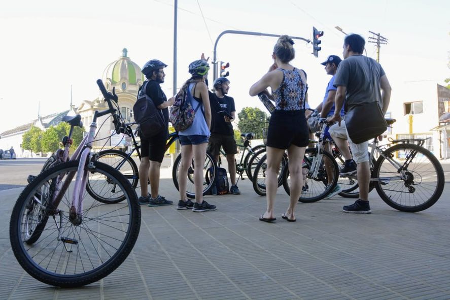 Cine y bicicleta en La Plata: una propuesta imperdible para (re)descubrir la ciudad