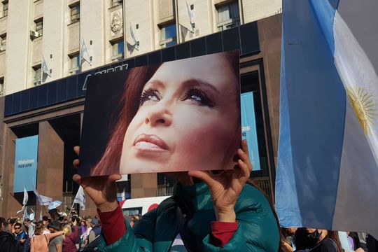 Plaza de Mayo repleta en defensa de la democracia y repudiando el atentado contra Cristina Kirchner