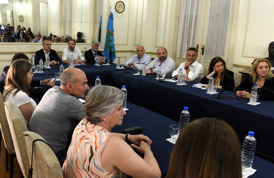 Los intendentes de la oposición le dan un ultimátum a Kicillof: Primero la plata de las deudas, después la ley