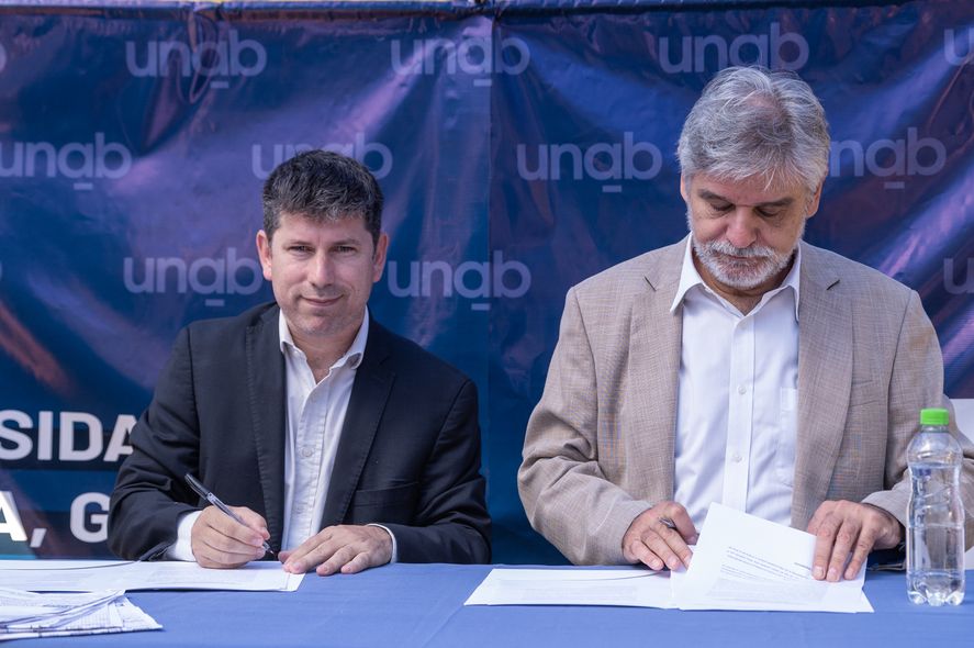 Pablo Domenichini y Daniel Filmus firmando el convenio para la edificaci&oacute;n.&nbsp;