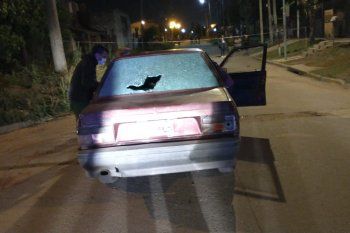Dos ladrones que se movilizaban en este Renault 9 quisieron asaltar al custodio