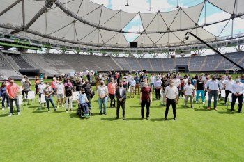 El gobernador Axel Kicillof realizó el anuncio desde el Estadio Ciudad de La Plata junto a deportistas e intendentes bonaerenses.