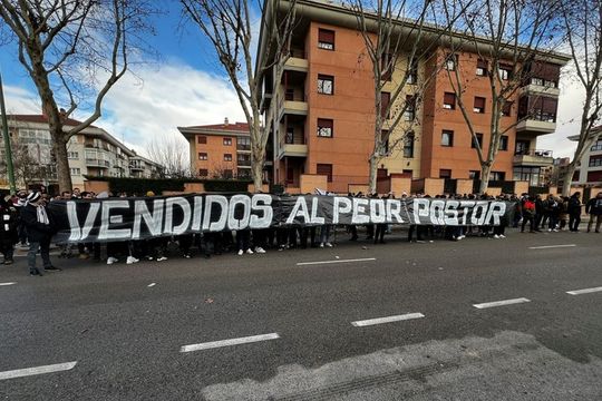 un empresario argentino apuntado por los hinchas de un historico equipo espanol