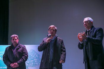 Axel Kicillof junto a Julio Alak y el intendente interino de Rosales, Carlos Gabbarini (izq).