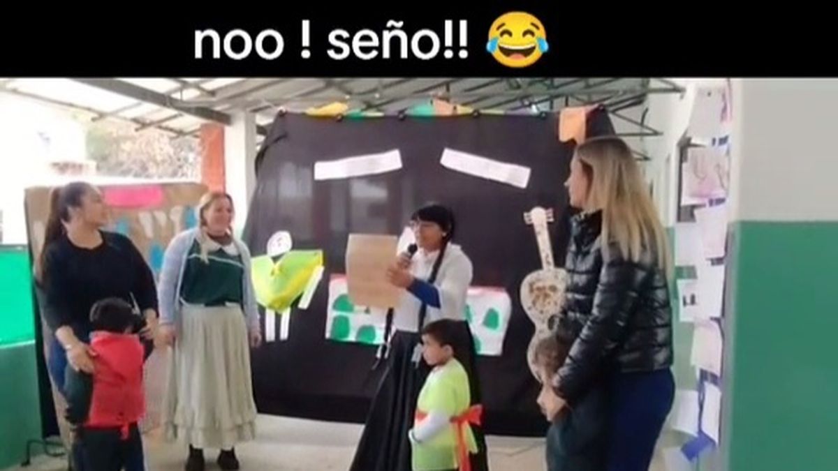 El peor Aro Aro para recitar por la maestra en una fiesta escolar |  Infocielo