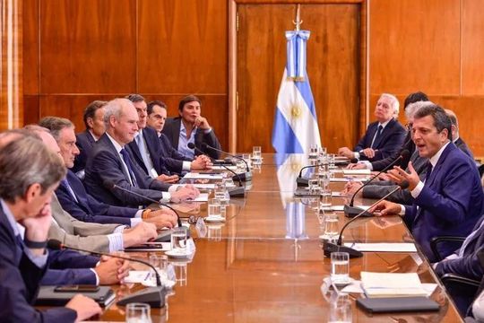 El ministro de Economía se reunió con representantes de bancos y aseguradoras para anunciarles el canje de deuda en pesos.