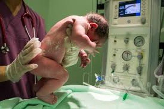denuncian a una medica obstetra por comercializar bebes