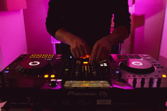 El Taller de Musicalización, Técnica y Producción: Orientado a DJs forma parte de la Colonia cultural de Esteban Echeverria.