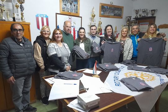 Presos de la cárcel de Bahía Blanca confeccionaron camisetas para donarlas