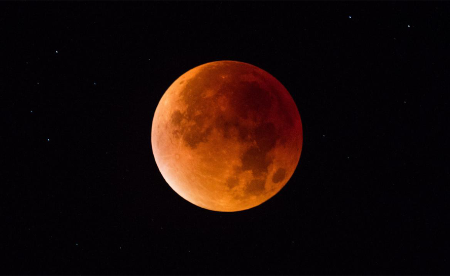 El pr&oacute;ximo eclipse lunar se llevar&aacute; a cabo el viernes 5 de mayo y podr&aacute; verse desde distintos puntos del planeta.