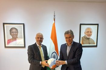 El presidente de YPF, Pablo González, mantuvo una reunión de trabajo con el embajador de la India en Argentina, Dinesh Batia.