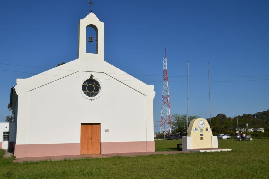La inmensa antena de telefonía que estropea el paisaje de la capilla de San Miguel Arcángel en Colonia Nievas 