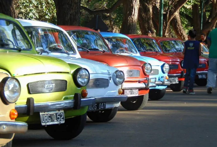 In questa edizione saranno esposte le auto Fiat 60 e le moto Vespa, le 'icone dell'Italia'.