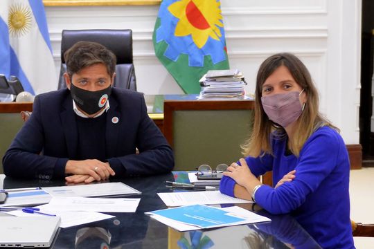 El gobernador de la Provincia de Buenos Aires, Axel Kicillof, junto a la titular de la ANSES, Fernanda Raverta
