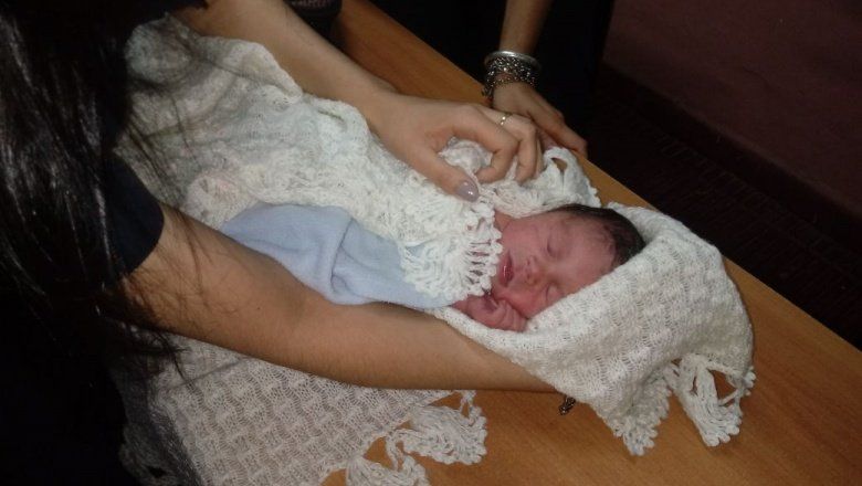 Encuentran a un recién nacido abandonado en un terreno baldío de Cañuelas
