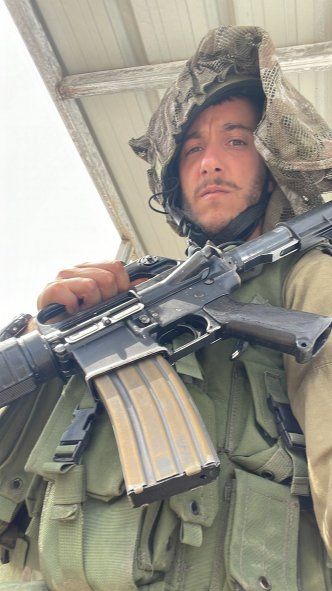 Natan De Leo nació en La Plata y vive en Israel desde los 26 años. Forma parte de los reservistas que se sumaron al ejército para combatir al Hamás.