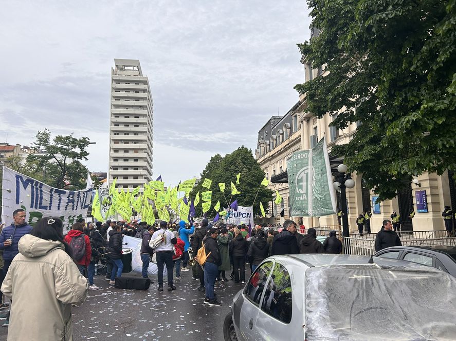 Militantes coparon el ingreso al Pasaje Dardo Rocha durante el inicio del escrutinio definitivo que definirá quién es el próximo intendente de La Plata.