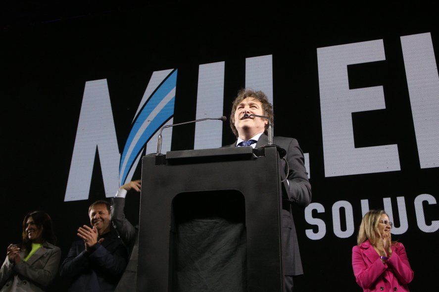 Javier Milei dio un discurso acompañado por sus principales precandidatos en el acto de cierre de campaña electoral.