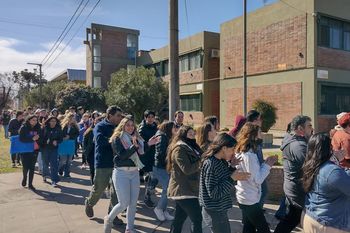 Abrazo simbólico en Pehuajó en solidaridad con la docente agredida en el Ex Colegio Nacional (Foto Radio Mágica) 