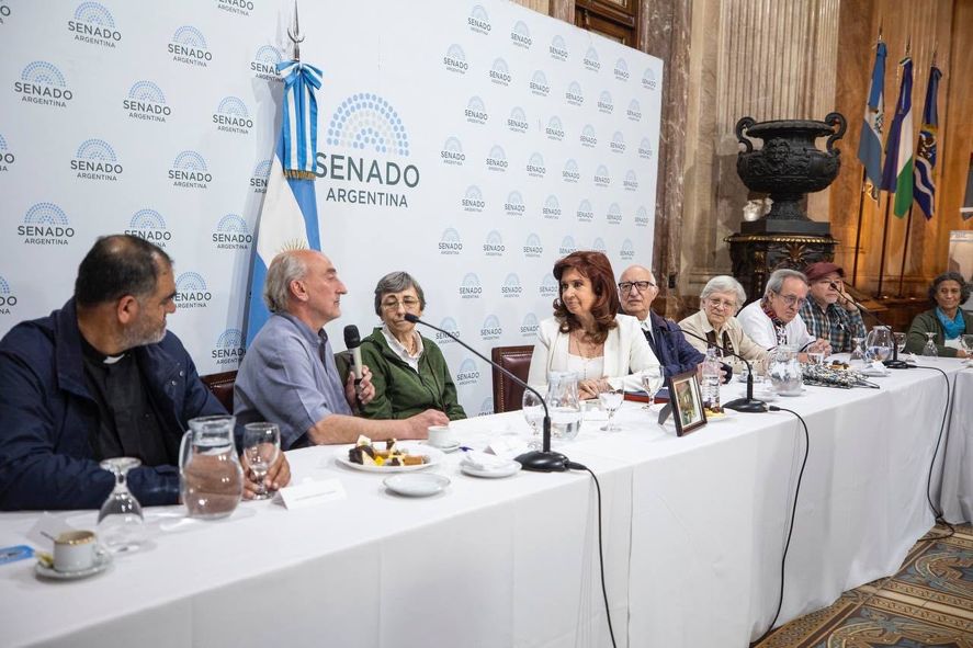 Cristina Kirchner con curas villeros en el Senado tras el atentado a su vida
