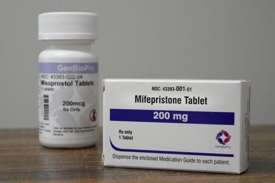 La Mifepristona se combina con el Misoprostol y mejora su eficacia.