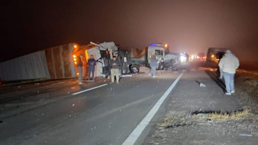 Ruta 3 trágica: murió una persona en un choque entre cuatro camiones a la altura de Las Flores