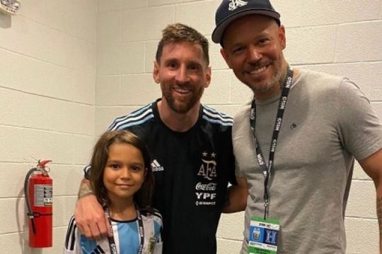 Argentina campeón: René Pérez (Residente), su hijo Milo y Messi hace algunos meses. 