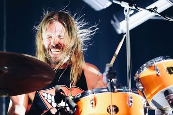 Falleció en Bogotá el baterista de Foo Fighters, Taylor Hawkins, a los 50 años.