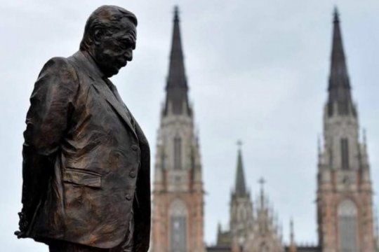 La estatua en homenaje a Raúl Alfonsín que la UCR instaló en La Plata