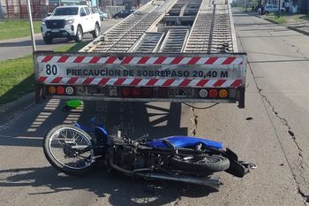 un motociclista murio y una joven pelea por su vida tras un accidente vial en la plata