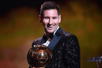 La alegria de Lionel Messi: la pulga levantó su séptimo balón de oro.