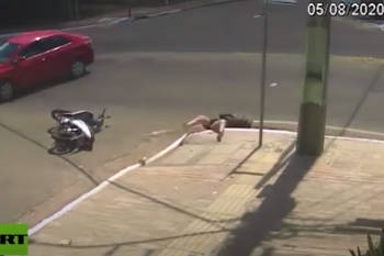 insolito: una mujer rodo de su moto y cayo a una alcantarilla