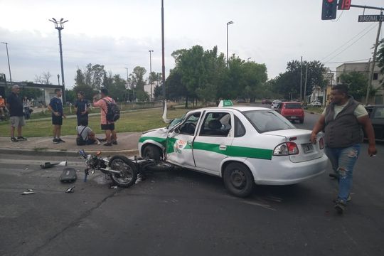 Buscan identificar al motociclista que chocó y murió en La Plata