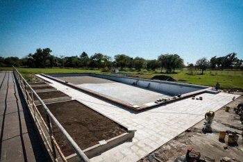 Las obras en la pileta de Gimnasia en Estancia Chica. 