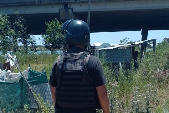 Un joven fue detenido en La Plata. Iba en una moto robada. El cómplice escapó al nado