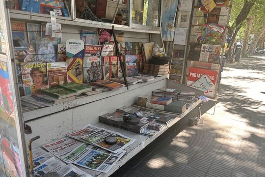 los kioscos amarillos se reinventan para sortear la crisis de los diarios y las revistas