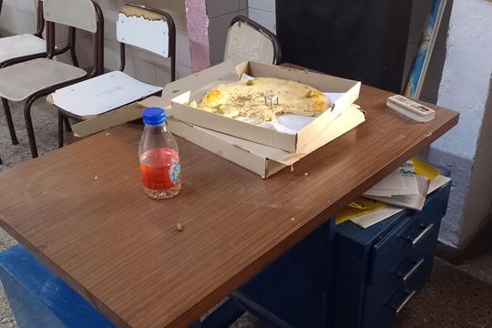 Escuela platense amaneció con aulas sucias y comida de ayer:  alumnos debieron esperar para comenzar las clases
