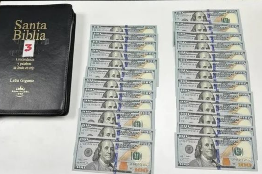 secuestran 17 mil dolares dentro de biblias que iban a miami