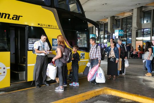 El Gobierno informó que más de 780 mil personas viajarán este fin de semana largo en transporte público.