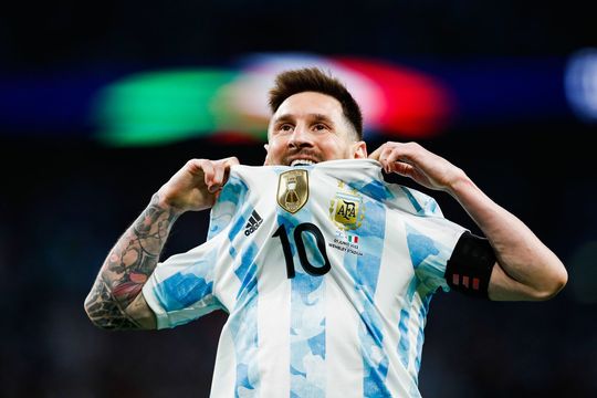 se va invicta y con dos copas: argentina se despide de su camiseta ganadora