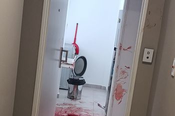 Horror en Morón por un intento de femicidio: apuñaló a la novia y dejó un baño de sangre