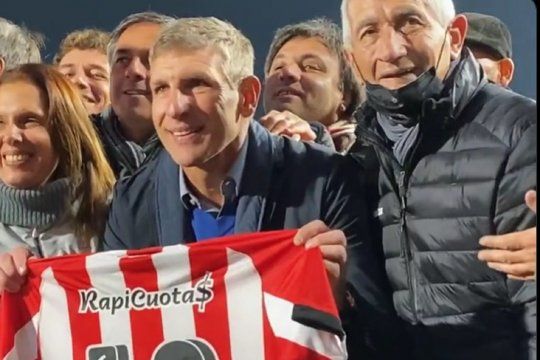 Martín Palermo con la camiseta de Estudiantes en el reconocimiento en el estadio UNO
