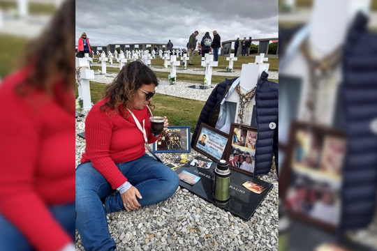 María Fernanda Araujo en la tumba de su hermano, que pudo visitar en 2019.