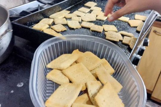 El Consejo Social de la UNLP ha impulsado un proyecto que busca la elaboración de galletitas saludables, libres de sellos de advertencia, a base de arvejas.