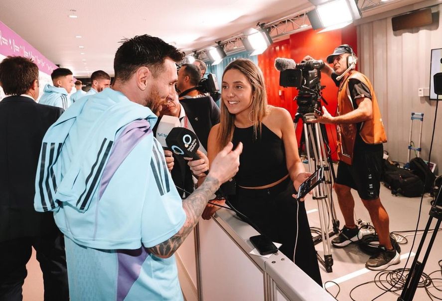 Sofía Martínez con Lionel Messi tras el pase de Argentina a octavos de final (Foto: Instagram)