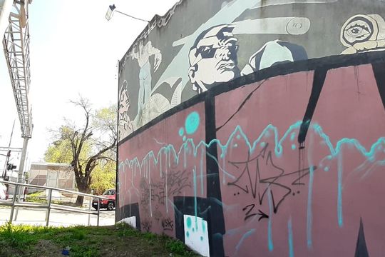 El mural de Rocambole de Gonnet, tapado por graffitis.