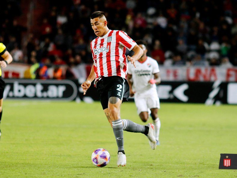 Santiago Núñez defensor de Estudiantes ante Newell´s por la Liga Profesional